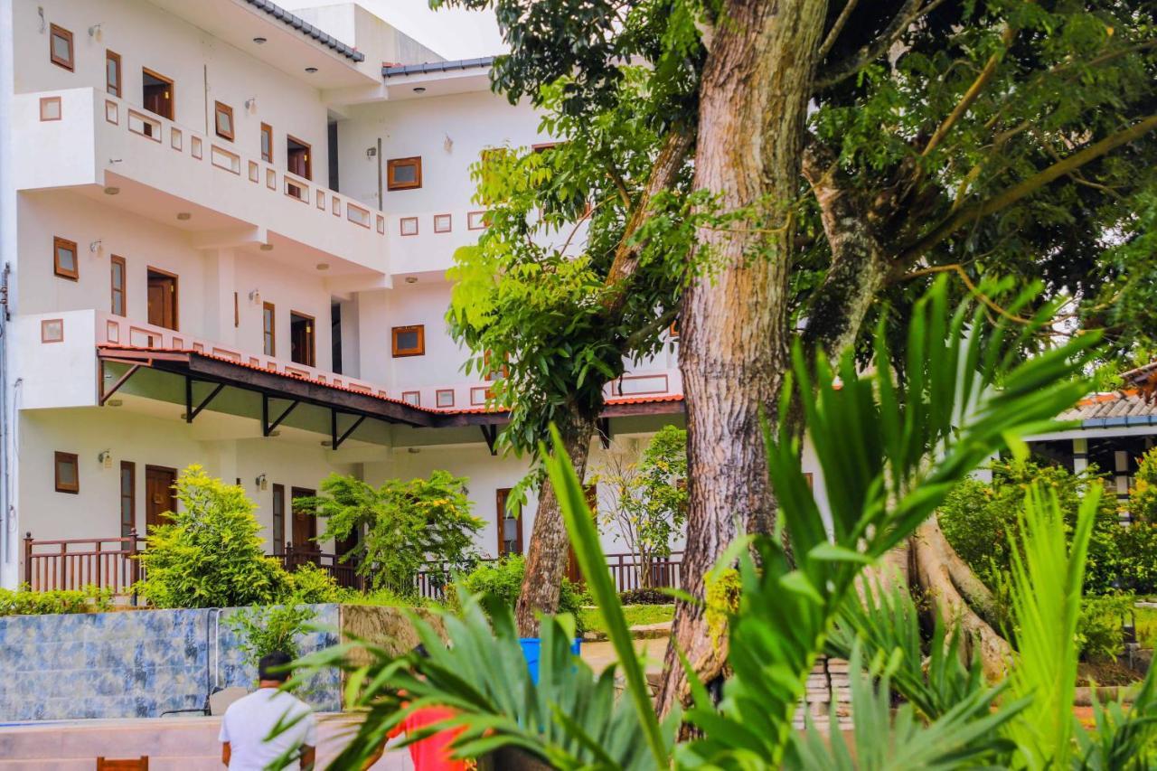 Ilamparuma Hotel Велигама Экстерьер фото
